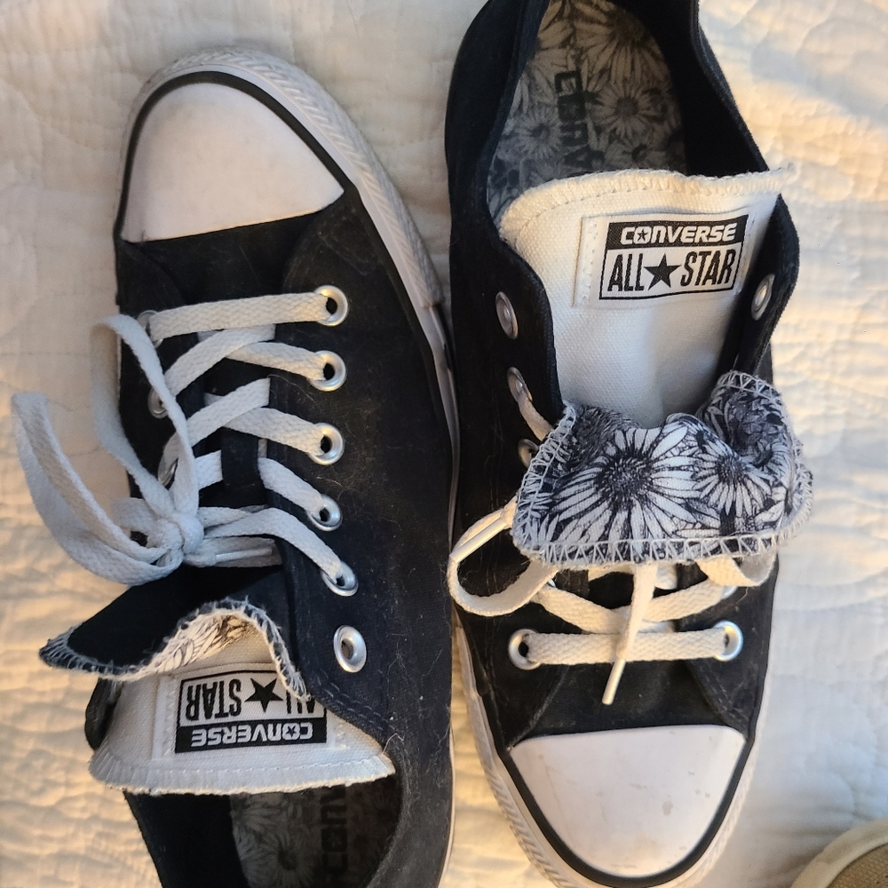 Womens size 9 Converse
